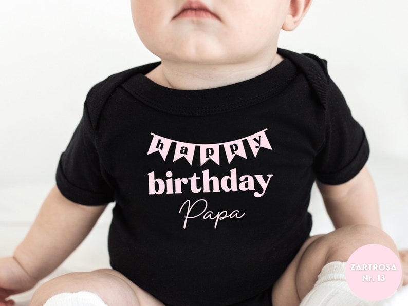 schwarzes T-Shirt oder Baby Body I Happy Birthday mit Wimpel I Geburtstags Überraschung I Familien Shirt für Geburtstage Tradition Bild 3