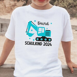 T-shirt blanc Schulkind 2024 avec pelle et étoiles, imprimé dans la couleur souhaitée Je l'ai personnalisé avec mon nom Je porte la tenue du premier jour d'école image 3