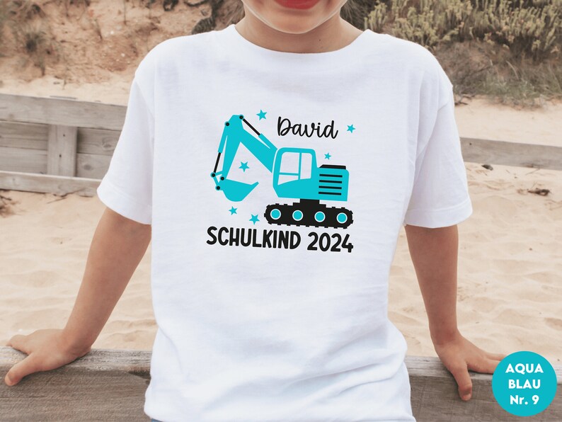 T-shirt blanc Schulkind 2024 avec pelle et étoiles, imprimé dans la couleur souhaitée Je l'ai personnalisé avec mon nom Je porte la tenue du premier jour d'école image 3