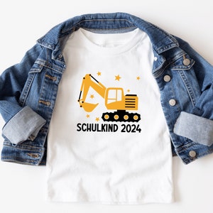 T-shirt blanc Schulkind 2024 avec pelle et étoiles, imprimé dans la couleur souhaitée Je l'ai personnalisé avec mon nom Je porte la tenue du premier jour d'école image 2