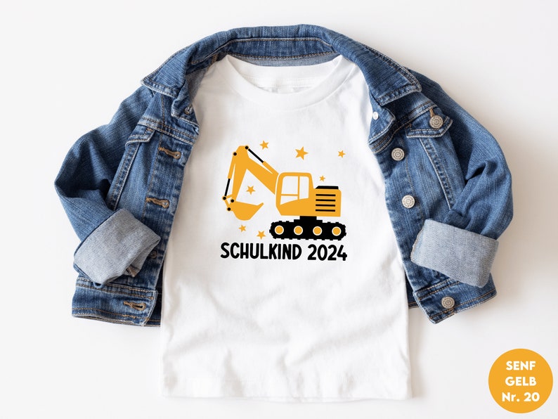 T-shirt blanc Schulkind 2024 avec pelle et étoiles, imprimé dans la couleur souhaitée Je l'ai personnalisé avec mon nom Je porte la tenue du premier jour d'école image 2