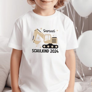 T-shirt blanc Schulkind 2024 avec pelle et étoiles, imprimé dans la couleur souhaitée Je l'ai personnalisé avec mon nom Je porte la tenue du premier jour d'école image 5