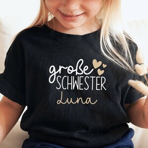 schwarzes T-Shirt oder Baby Body große Cousine 2024 / große Schwester 2024 mit Herzen I Schwangerschaftsverkündung Bild 2