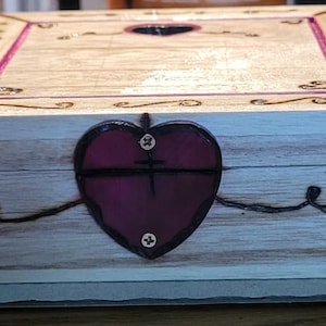 Caja de madera quemada con temática de remolino de corazón morado