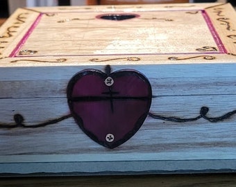Boîte à bois brûlée sur le thème du tourbillon de cœur violet