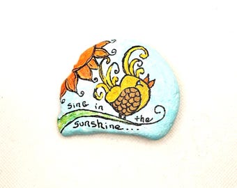 Roca, pájaro y girasol pintados a mano, decoración de sol