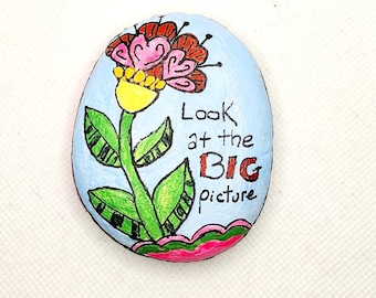 Arte rupestre pintado a mano: Amanecer floral, pisapapeles inspirador