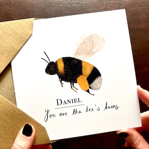 Carte de félicitations personnalisée avec message « Bee's Knees » avec affirmation positive. Ajoutez un nom pour votre carte personnalisée avec un joli bourdon