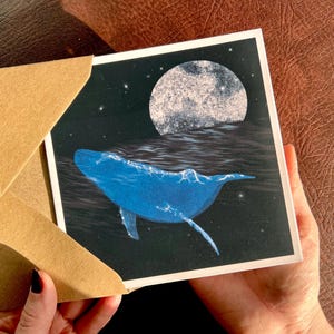 Carte d'art baleine et lune avec ciel étoilé noir mat, illustration d'animaux de l'océan céleste sur carte Premium ou Standard imprimée par l'artiste