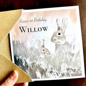 Carte d'anniversaire personnalisée de lapin rose pour bébé, enfant en bas âge ou grand-mère. Photo de lapin personnalisée avec n'importe quel nom et n'importe quel âge pour un anniversaire spécial