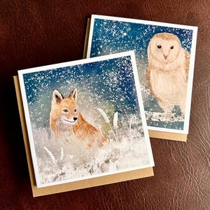 Paire de cartes renard et hibou vierges à l'intérieur avec une scène de neige sombre pour lui ou elle pour Noël ou des impressions d'art murales rustiques en bois