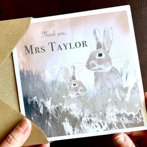 Carte personnalisée Merci professeur lapin rose de toute la classe, garçon ou fille. Carte spéciale personnalisée pour assistant d'enseignement, directeur d'école, etc.
