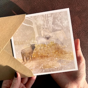 Carte d'art mouton de campagne et cheval blanc avec scène de neige en hiver. Carte intérieure vierge pour grand-parent, maman ou ami. Impression de ferme rustique
