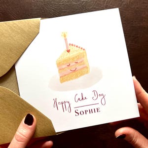 Carte d'anniversaire personnalisée amusante avec illustration de gâteau rose et jaune. Ajoutez un nom pour personnaliser la carte spéciale pour fille, maman, grand-mère, etc.