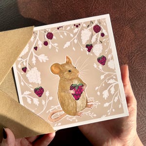 Jolie impression de souris pour carte de Saint-Valentin, fiancé d'anniversaire. Joli design romantique et fond rose. Carte d'art vierge à l'intérieur pour toutes les occasions