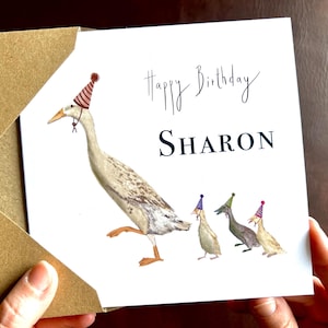 Carte d'anniversaire personnalisée de luxe avec oeuvre d'art canard et poussins pour elle ou lui avec texte joyeux anniversaire. Ajoutez un nom pour une personnalisation gratuite