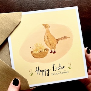 Carte de Pâques personnalisée pour couple spécial avec illustration photo de faisan jaune citron et de fleurs. Ajoutez votre propre texte pour une carte personnalisée