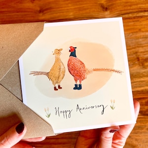 Carte de joyeux anniversaire avec une image amusante de faisans sur fond jaune citron - Carte de luxe ou de valeur faite main pour les couples, les amis ou la famille