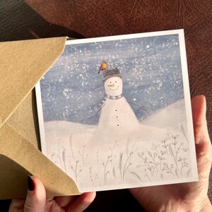 Carte de Noël spéciale pour grand-mère grand-père petit-enfant enfant ami collègue avec bonhomme de neige et rouge-gorge scène de neige d'hiver photo par artiste