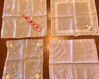 Lot de quatre mouchoirs brodés pour dames antiques vintage Lady Hanky, coeur de quatre fleurs
