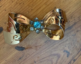 1940&#39;s Vintage Antique Blue Rhinestone Costume Jewelry Coro Gold Tone Cut-Out Bow Brooch Pin Signed