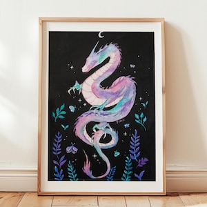 Könnte beinhalten: Ein Aquarellbild eines lila und blauen Drachen mit einem Halbmond darüber. Der Drache ist von kleinen weißen Sternen und grünen Blättern umgeben. Der Hintergrund ist schwarz.