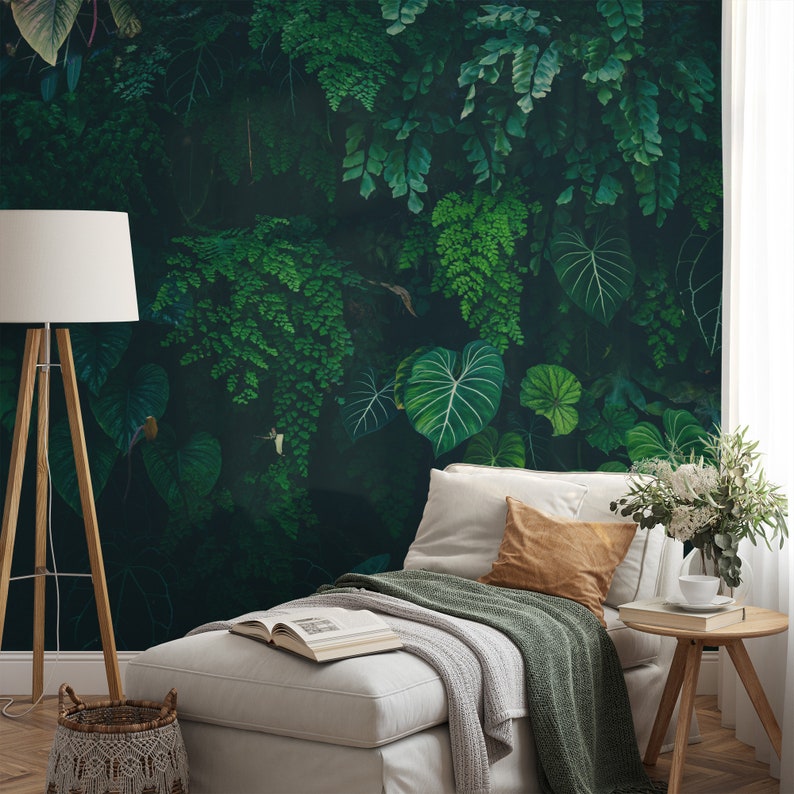 Tropische natuur met Monstera bladeren in een donkere jungle achtergrondbehang, schil en plak donkergroene bladeren behang, natuurpapier afbeelding 2