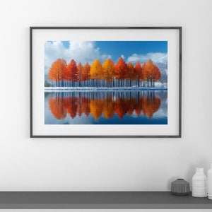 Poster con alberi colorati che si riflettono nell'acqua di un lago. Poster con alberi della natura magica, decorazione da parete per gli amanti della natura.