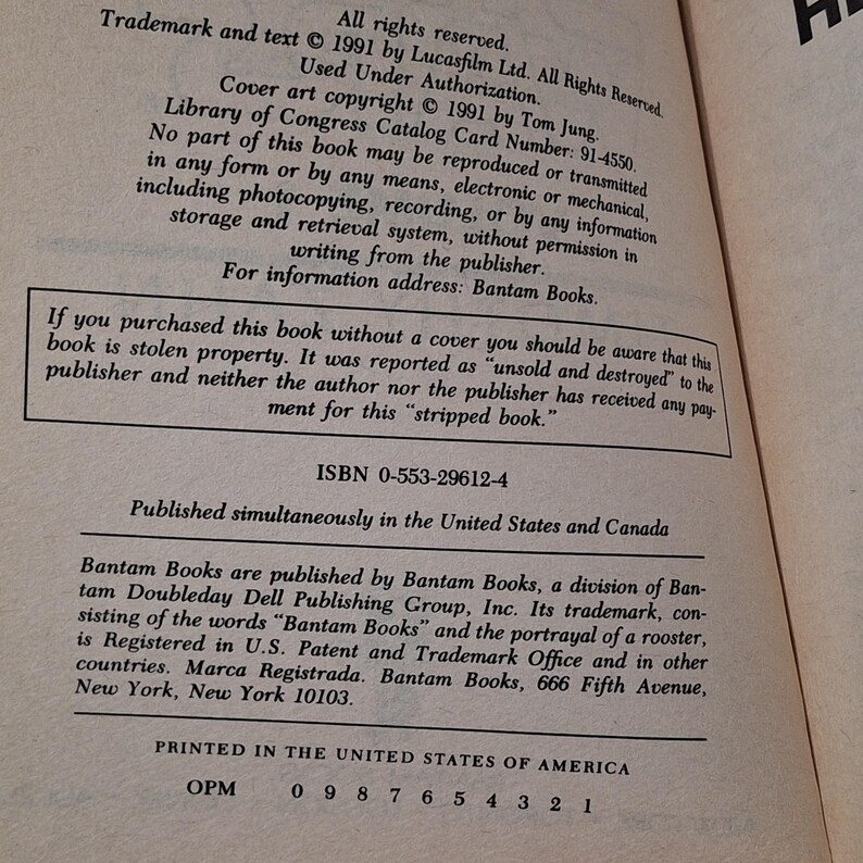 Op de afbeelding: Een gedrukte pagina uit een boek, met copyrightinformatie en tekst. De tekst bevat details over de uitgever, Bantam Books, en een waarschuwing over gestolen eigendom. De pagina vermeldt ook het ISBN en de afdruklocatie.