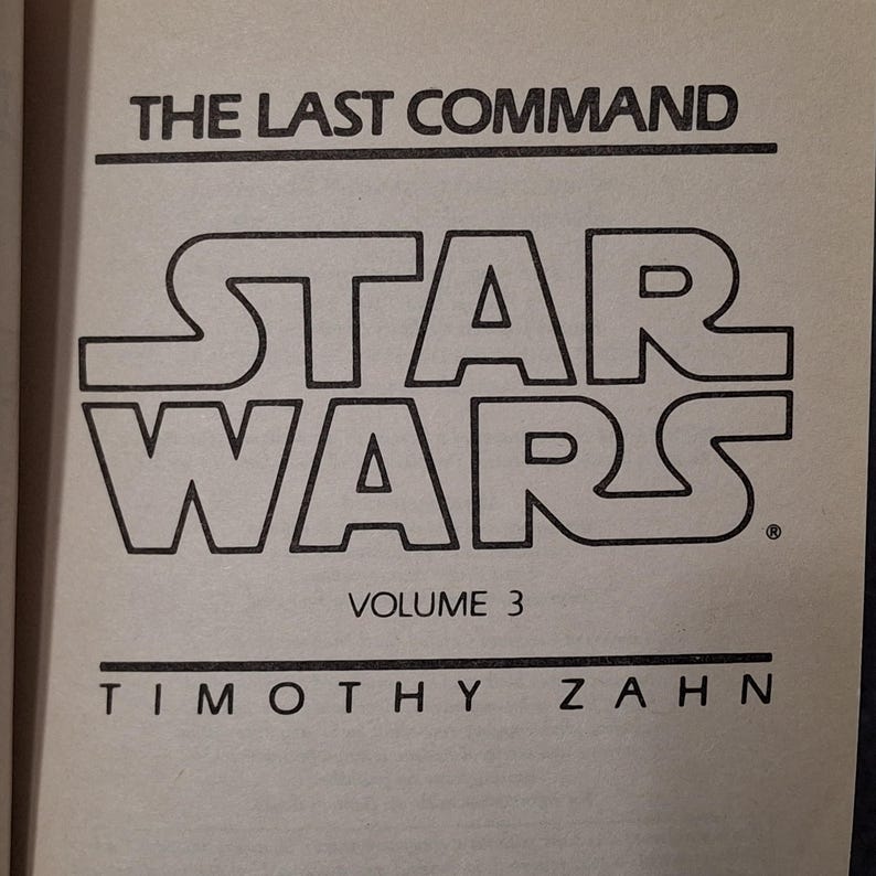 Op de afbeelding: Boekomslag met het Star Wars-logo in vette, zwarte letters. De titel "The Last Command" staat boven het logo en "Volume 3" staat eronder. De naam van de auteur, Timothy Zahn, staat onderaan.