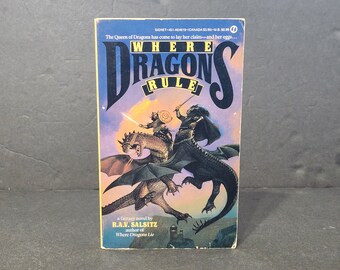Könnte beinhalten: Ein Buchcover mit gelbem Hintergrund und dem Titel "Where Dragons Rule" in schwarzen Buchstaben. Das Cover zeigt eine Illustration von zwei Drachen im Flug, einem grünen und einem braunen, wobei ein Ritter auf dem grünen Drachen reitet.