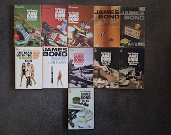 Juego de once sartenes vintage de James Bond de Ian Fleming de los años 60 y 70