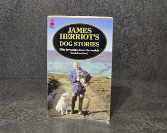 Könnte beinhalten: Ein Buchcover mit einem Foto eines Mannes, der einen Hund hält. Der Buchtitel lautet "James Herriot's Dog Stories" und der Untertitel lautet "Fifty favorites from the world's best-loved vet".