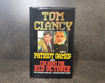 Könnte beinhalten: Ein schwarzer Buchumschlag mit dem Titel "TOM CLANCY" in goldenen Buchstaben. Unter dem Titel befinden sich zwei Fotos von Männern, einer im Anzug und der andere in Militäruniform. Der Buchtitel lautet "PATRIOT GAMES AND THE HUNT FOR RED OCTOBER" mit dem Untertitel "TWO EXPLOSIVE THRILLERS - IN ONE EXCLUSIVE VOLUME".