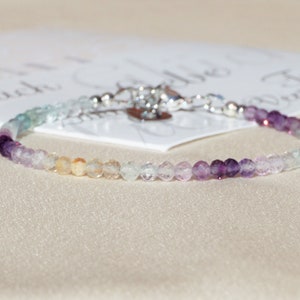Fluorit-Armband natürlicher echter mehrfarbiger Edelstein, Chakra-Yoga-Heilkristall, winzige einzigartige Armkettchen