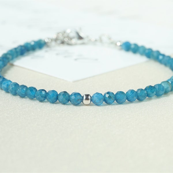 Bracelet en perles de pierre précieuses véritables d'apatite bleue fait main, cristal de yoga de guérison des chakras, style minimaliste, petit design unique