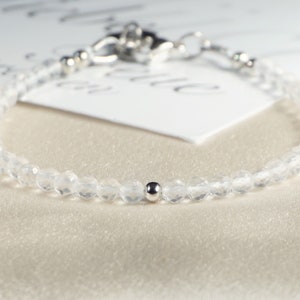 Pulsera de cuarzo cristalino con cuentas de piedras preciosas naturales genuinas hechas a mano, cristal curativo de yoga con chakras grises, estilo minimalista pequeño
