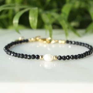 Schwarzer Turmalin und Perle Armband, kraftvoller Schutzstein, Heilkristall, chic elegant Armband