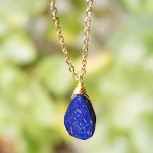 Halskette aus Lapislazuli natürlische Edelstein, blauer Heilkristall, winziges minimalistisches einzigartiges Design
