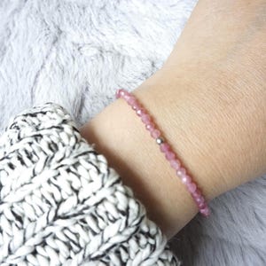 Roze TOERMALIJN-armband: minimalistische kralenarmband van 3 mm in facetten, geboortesteen oktober, sterrenbeeld Weegschaal. afbeelding 7