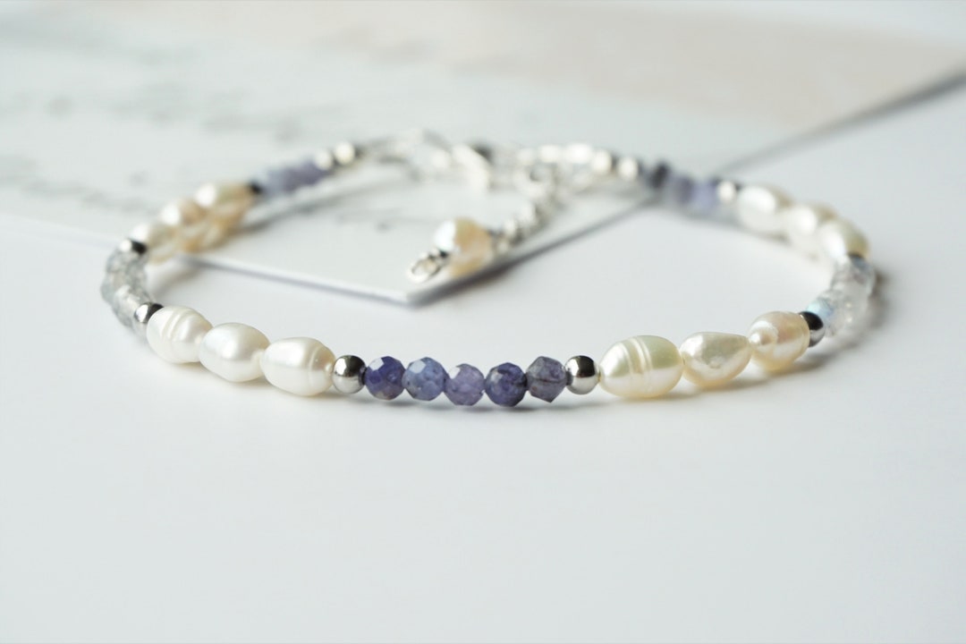 LES POULETTES Armband – Weiße Süßwasserperlen & Matte Perlen, 925 Silber, Designerschmuck