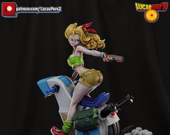 Puede incluir: Una figura de un personaje femenino de anime con cabello rubio, vestida con un atuendo verde y amarillo, montando una motocicleta futurista. El personaje sostiene una pistola en su mano derecha. La figura está colocada sobre una base rocosa con una nube de humo detrás de la motocicleta.