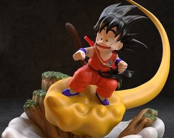 Puede incluir: Una figura de un niño pequeño con cabello negro, vistiendo un gi naranja y zapatos azules, volando en una nube amarilla con un bastón marrón en la mano. La figura está colocada sobre una base de nube blanca con una base negra.