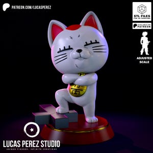 Può includere: Statuetta di gatto Maneki-neko bianco e rosso con gli occhi chiusi, le braccia incrociate e una gamba sollevata. Il gatto è su una base rossa con una moneta d'oro. La statuetta è una stampa 3D, con il testo "LUCAS PEREZ STUDIO".