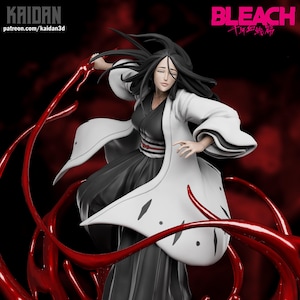 Peut inclure: Figurine détaillée d'un personnage de la série animée Bleach. La figurine porte une tenue noire et blanche avec un long manteau blanc. Des formes rouges et fluides émanent de la figurine. Les textes "BLEACH" et "KAIDAN" sont visibles.