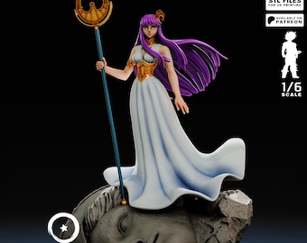 Puede incluir: Una figura femenina vestida de blanco con cabello morado y un bastón dorado se encuentra de pie sobre una cabeza de piedra. La figura lleva un vestido blanco con detalles dorados y una corona dorada. El fondo es negro.