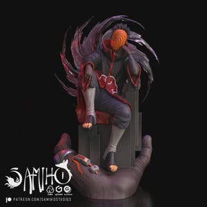 Può includere: Statuetta dettagliata di un personaggio con un mantello Akatsuki nero e rosso, seduto su un trono stilizzato. Il personaggio indossa una maschera arancione con un motivo a spirale. La base è una grande mano con un design futuristico. Lo sfondo è nero.