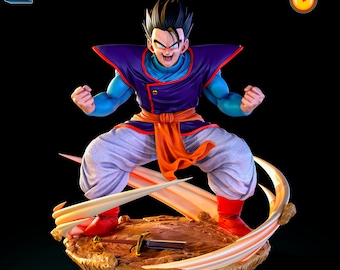 Puede incluir: Una figura impresa en 3D de un personaje de la serie de anime Dragon Ball Z. El personaje lleva un atuendo azul y morado con una faja naranja. La figura está en una postura de lucha con una espada en el suelo frente a ella. La figura está sobre una base marrón con efectos de energía naranja y blanca.
