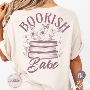 Bookish Babe PNG, Einfarbige Bücherstapel-Grafik, Boho lesendes Mädchen-Herbstdesign für T-Shirts, gemütlicher Buchliebhaber PNG, digitaler Download