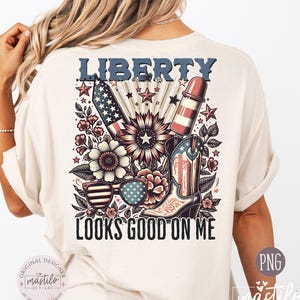 Design de sublimação de cowgirl patriótica, Liberty fica bem em mim PNG, clipart de bota vintage dos EUA, gráfico de camisa de 4 de julho, arte retrô americana